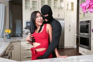 Cùng em đồng nghiệp đụ nhau trên công ty cho tiết kiệm
