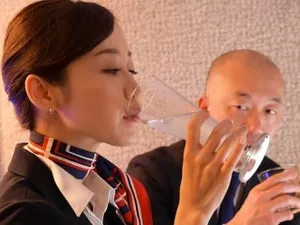 Nữ y tá lành nghề giúp bệnh nhân xuất tinh