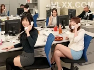 Nhờ em gái xinh xắn vệ sinh đầu cặc