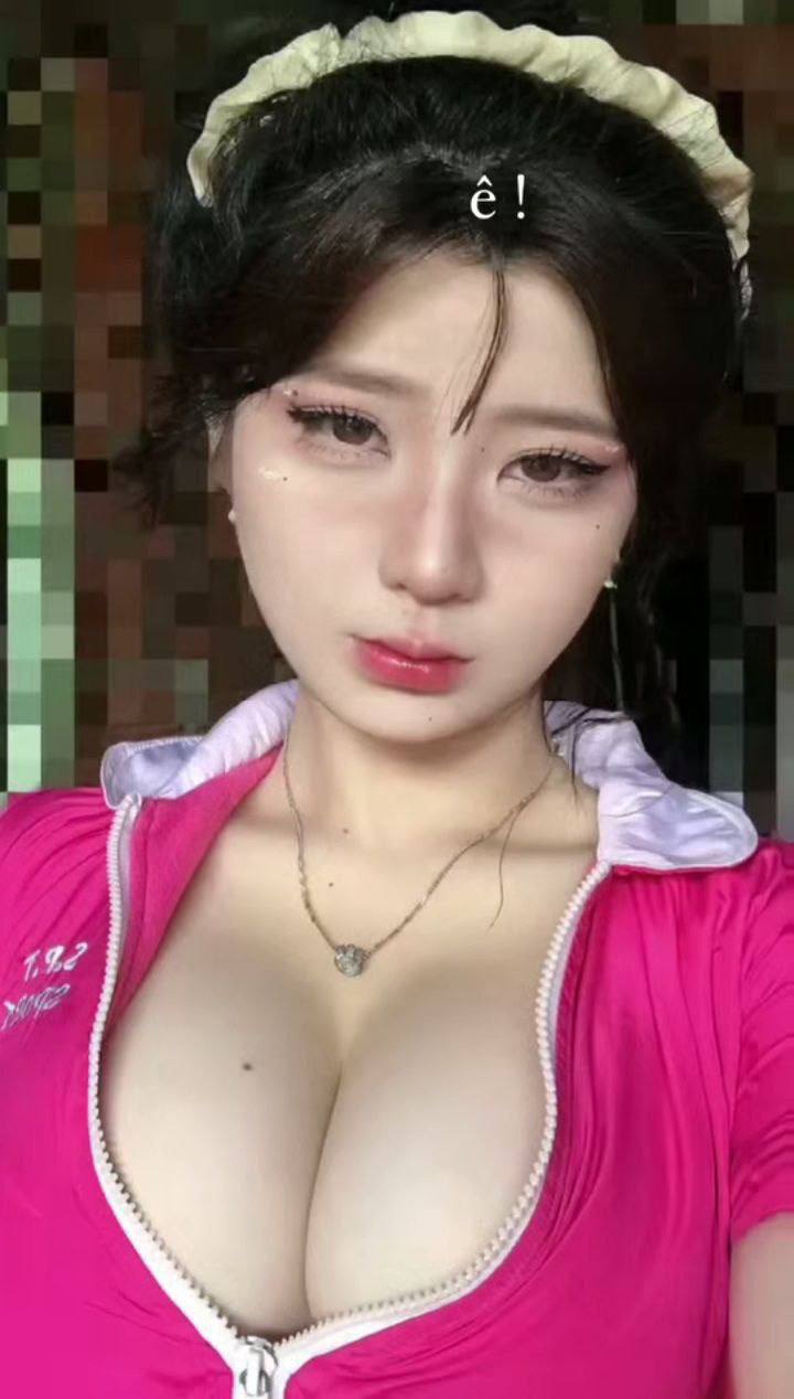 Bộ ba gợi cảm với bộ ngực lớn, hôn lưỡi chéo, hai cô gái liếm cặc, cưỡi, đập và nhào nặn vú