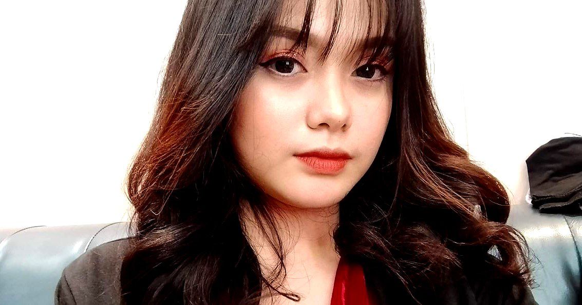 Một cặp đôi thực sự đang chơi đùa với con dâu của họ ở nhà để những người bạn sói của họ nhìn thấy. Họ dang rộng âm hộ của cô ấy ra và cho con dâu xem âm hộ của cô ấy mà không dùng bao cao su. Bộ ngực của cô ấy lộ ra và cô ấy đang bị quan hệ một cách dữ dội. Cô chị dâu gần như lộ mặt.